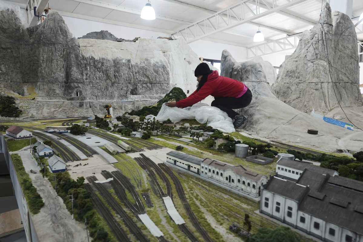 Climate Change Environmental Issues Loom Large in Miniature World