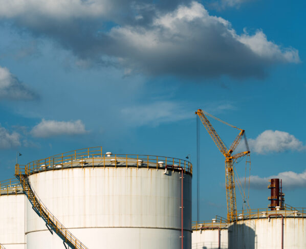 Oil price fluctuates ahead of Trump's Iran deal deadline